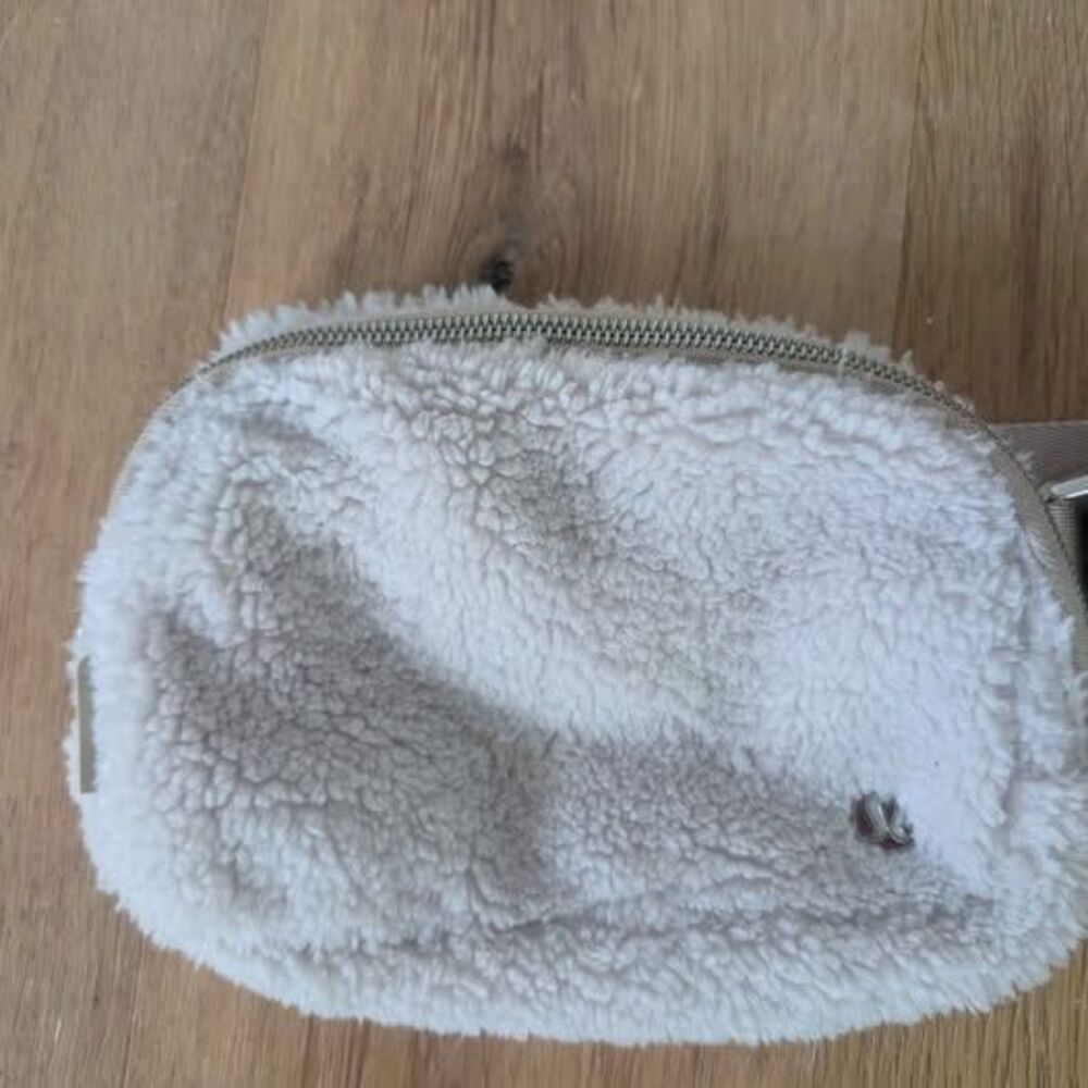 Lululemon Everywhere Belt Bag Fleece Sherpa